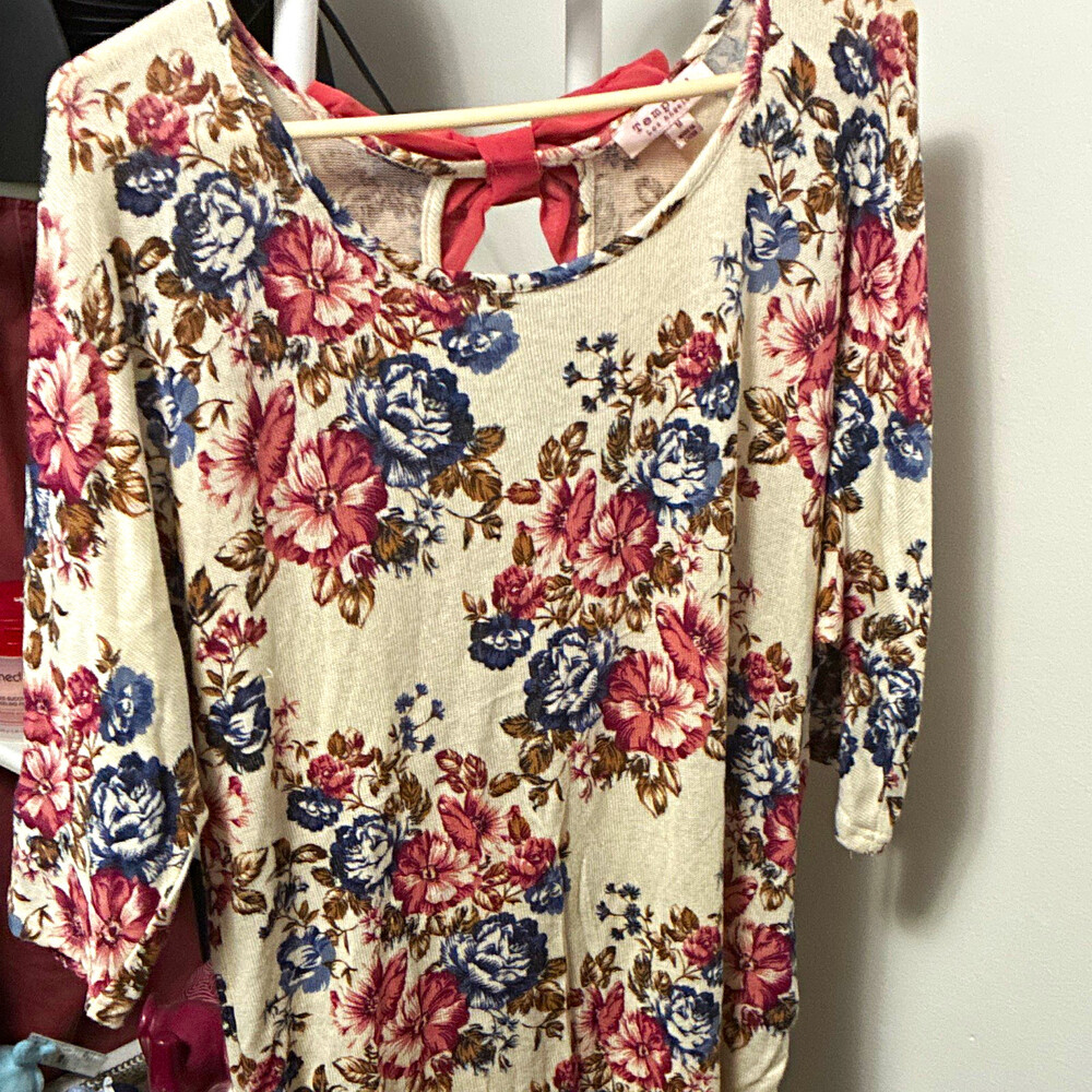 Tempted Los Angeles Women’s M Beige Pink Floral Knit Bow tunic short sleeve